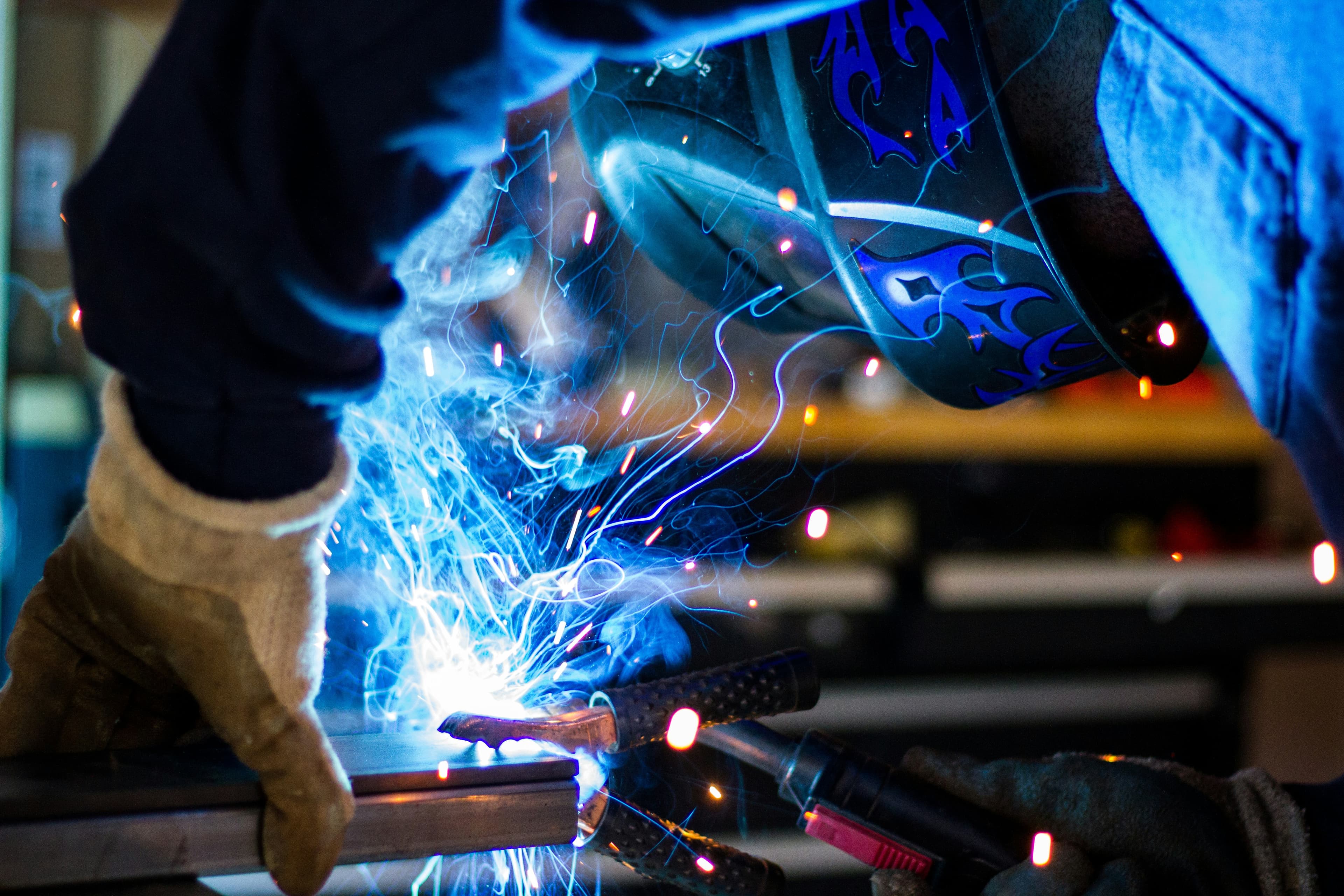 Lassen met vonken tijdens technisch werk