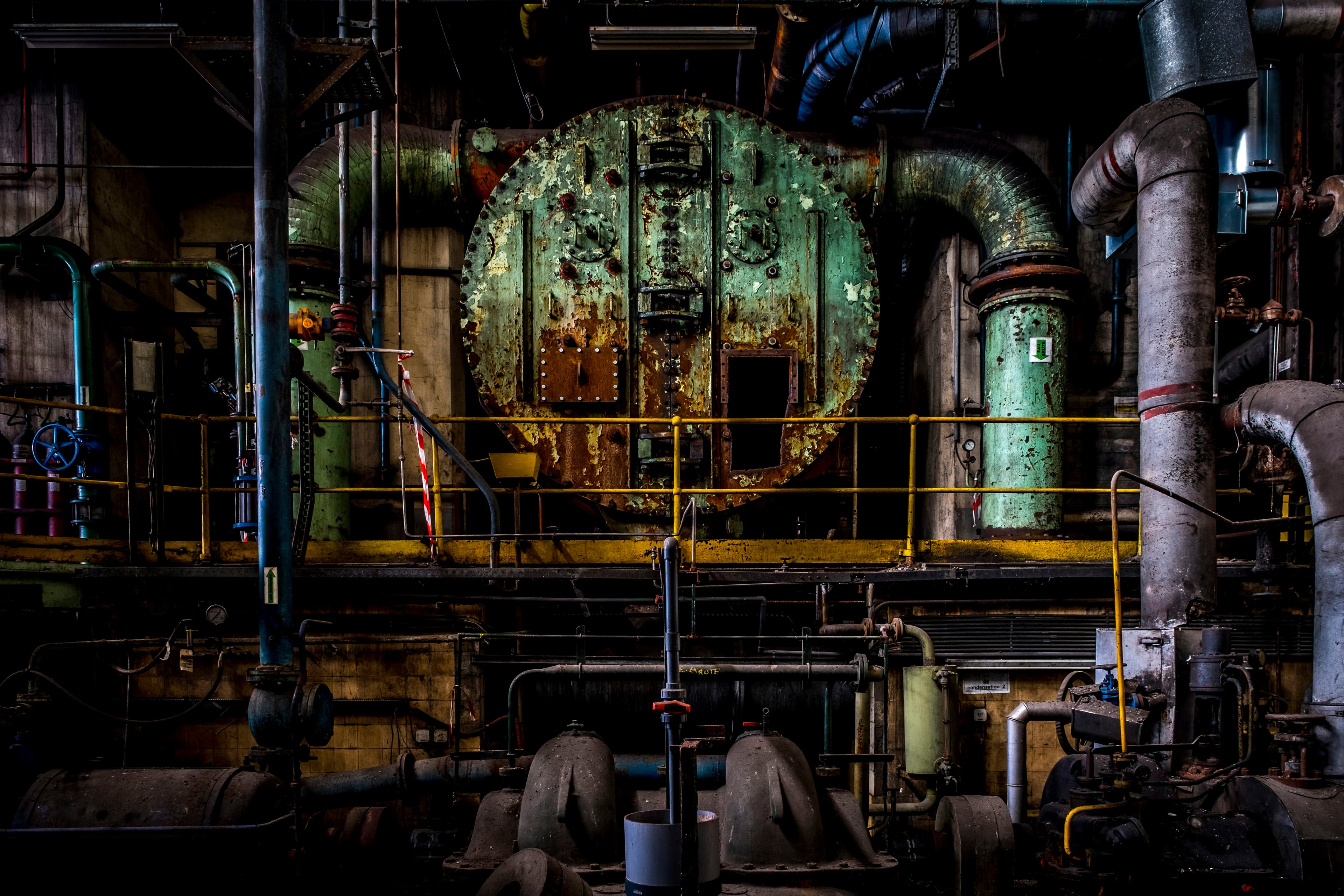 Industriële installatie met leidingen en machines