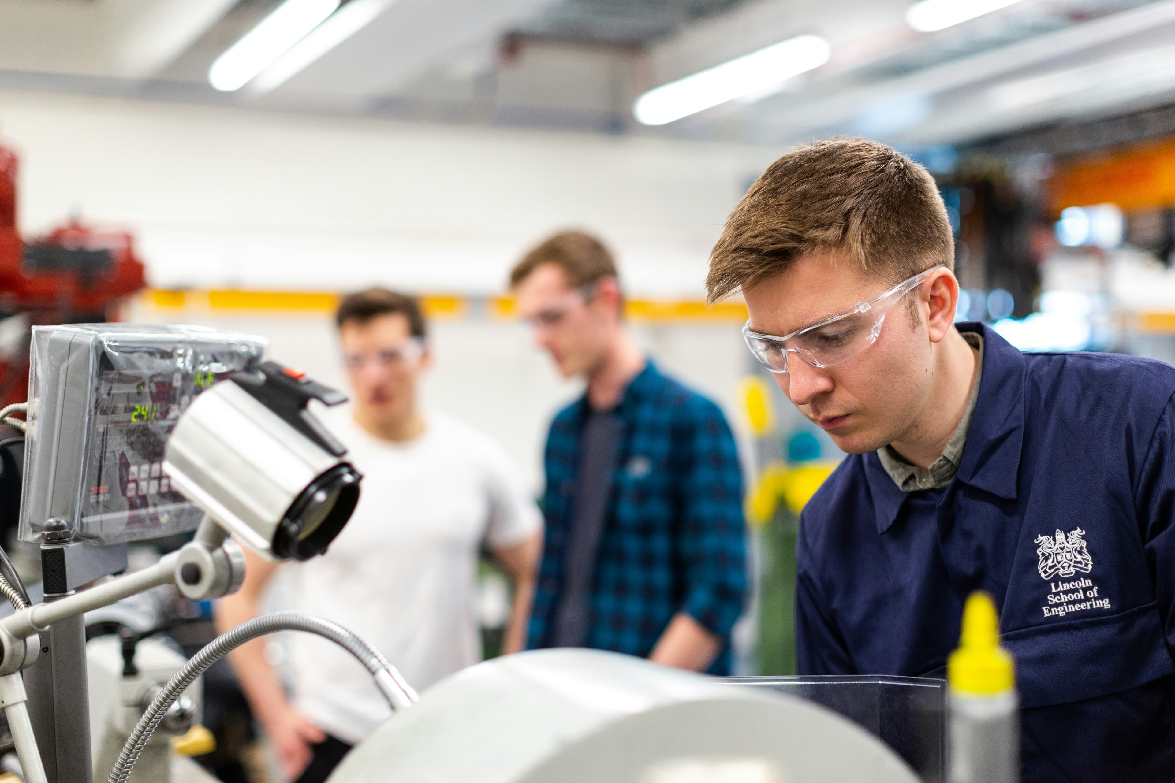 Technicus werkt aan een complexe industriële machine